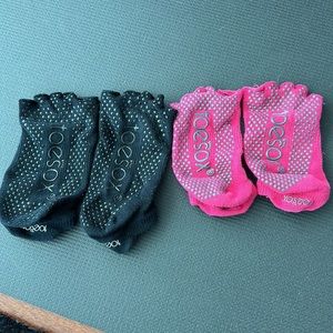 2 pair of Toesox black and pink - size medium